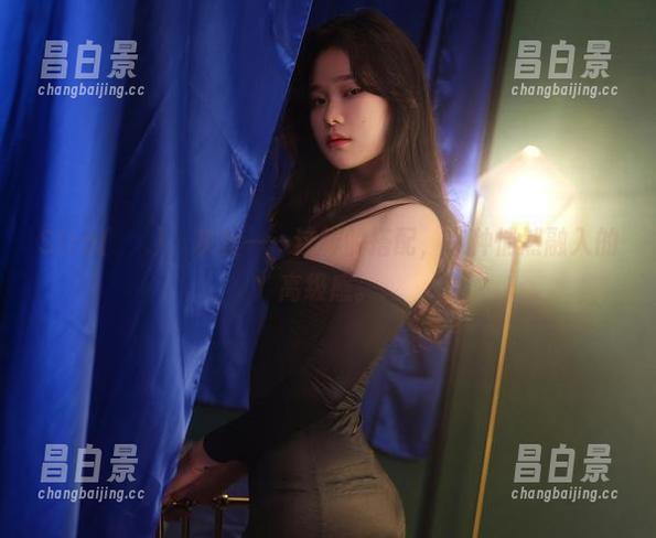 Sira(시라)，灰丝——这样的搭配，有种悄然融入的高级感。-昌白景