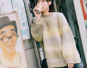 けん研(けんけん)说：看在免费图包的份上，夕阳西下我也愿意当泳装模特！