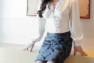 嗲囡囡 - 图库中的芷儿Momoko和她的镂空：极简的美，透着难以捉摸的眼光。