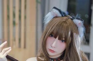 别眨眼！小泉学姐吖的美图带你路过“透明女仆”的奇幻日常。