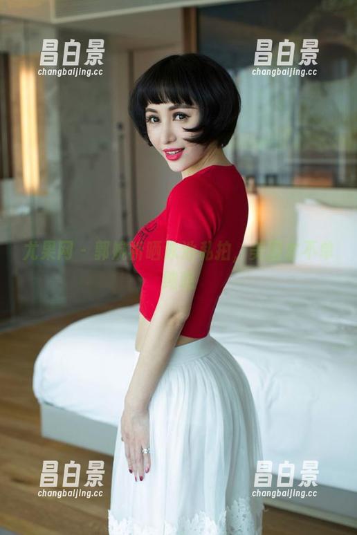 尤果网 - 郭婉祈晒泳池私拍，美图才不单纯呢-昌白景
