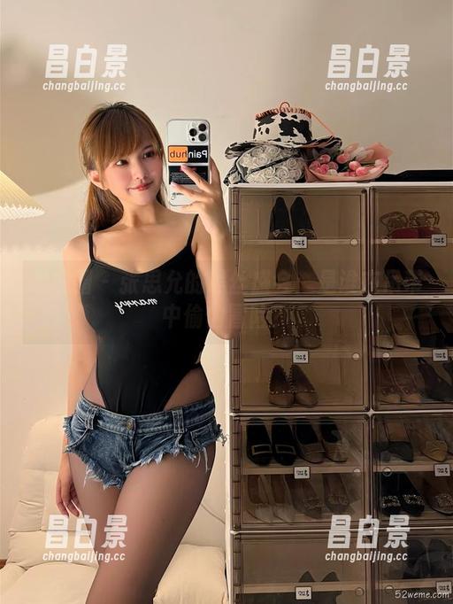 微密圈 - 张思允的黑丝盛会：是谁在吊带中偷偷冒险？-昌白景