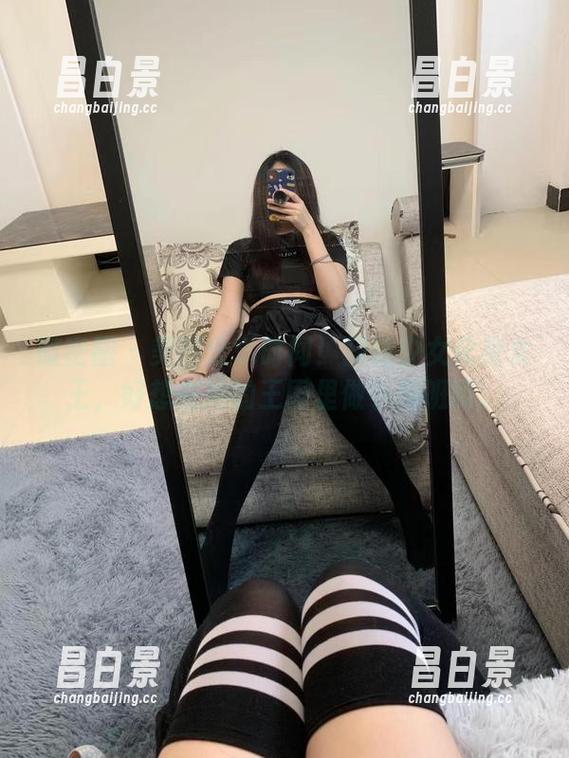 微密圈 - 美图分享时间！提袜少女化身女王，好想在她的王国里做小跟班啊。-昌白景