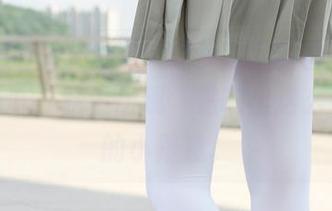 白丝美足加学生妹，森萝财团的图包让我反复品味，脑中出现“是哪里这么诱惑”的小疑惑。