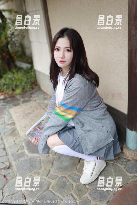 模范学院 - 精选！Laura苏雨彤泳池秀：游泳圈也能搞出新花样-昌白景