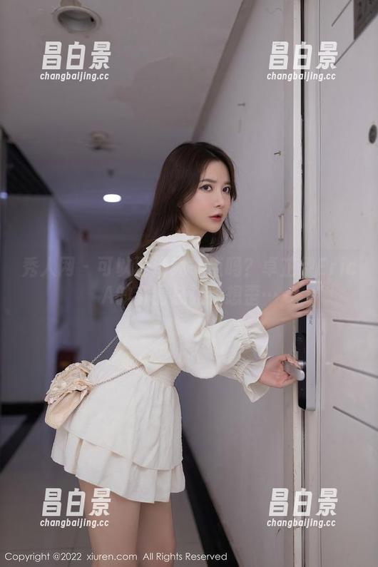 秀人网 - 可以再清纯一点吗？卓芷伊EricA的套图总让我想歪…-昌白景
