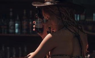 原图竟然是这种图，芊川一笑MNK的档案室OL，稍稍挑逗的那些小细节，真让人想多了。