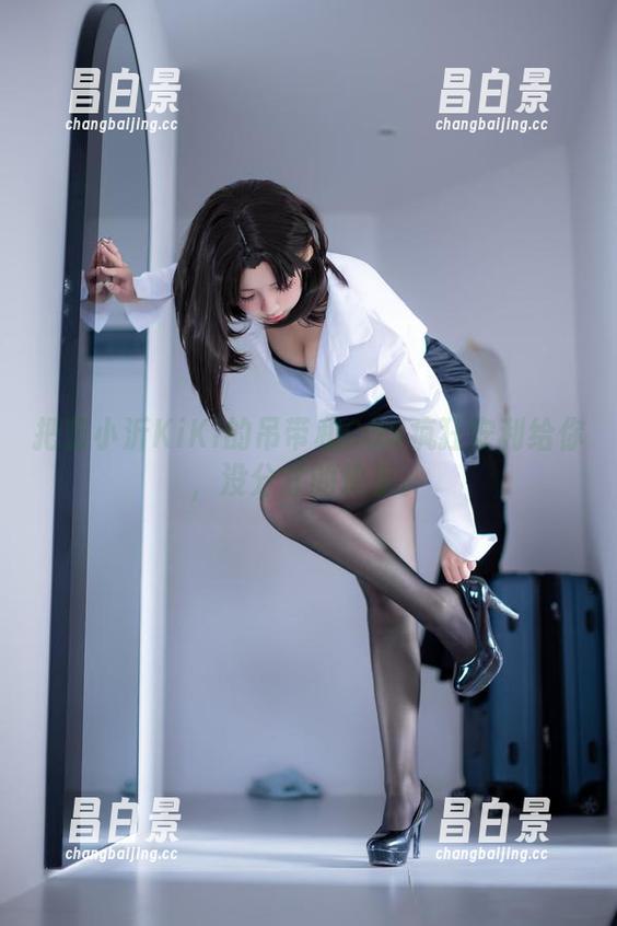 把蓝小沂KiKi的吊带和COS疯狂安利给你，没分寸的快乐。-昌白景