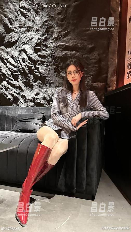 微密圈 - 见过酒红色的迷离吗？轩子巨二兔的高清作品让我想了很多。-昌白景