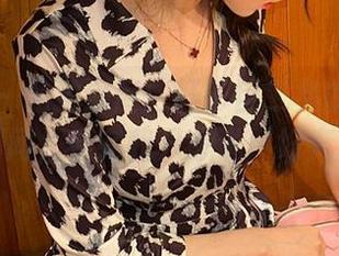 微密圈 - 私拍深度：轩子巨二兔的酒红礼服，别问，看完我只想说‘好奔放’。