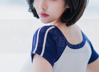 原图里的雯妹不讲道理，闪耀得像个黄金人儿！套图就更让人“目眩神迷”了。