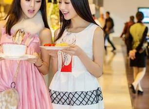 青豆客 - 难道长腿就是朱赢Molly的超能力？更新的图包让我开始相信了。