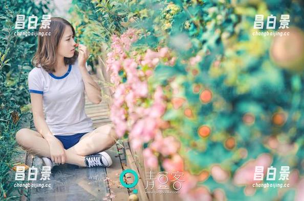 青豆客 - 莫晓茜sunny这次选择纯白作背景，但她的精选作品却在忽闪忽闪，我的注意力好像被拉偏了。-昌白景