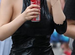 魔镜街拍 - 婷婷的午后静谧，包臀灰裙和薄丝的完美合集