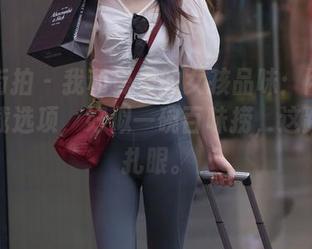 魔镜街拍 - 我和曼曼的女孩品味：网盘里的下载选项，好似一碗百味捞，这路子真扎眼。