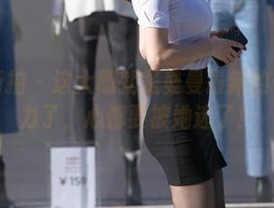 魔镜街拍 - 这大概就是曼曼最新的长腿实力了，心都要被她迷了！