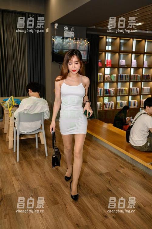 网络流行说“产品目录”，魔镜街拍这个图片里的网袜小姐姐应当当选最佳推广大使！-昌白景