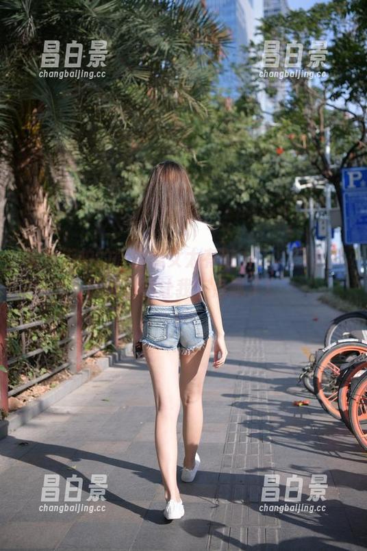 魔镜街拍的微胖美女太有魅力了，图包里的肉丝袜让我有点飘了！-昌白景