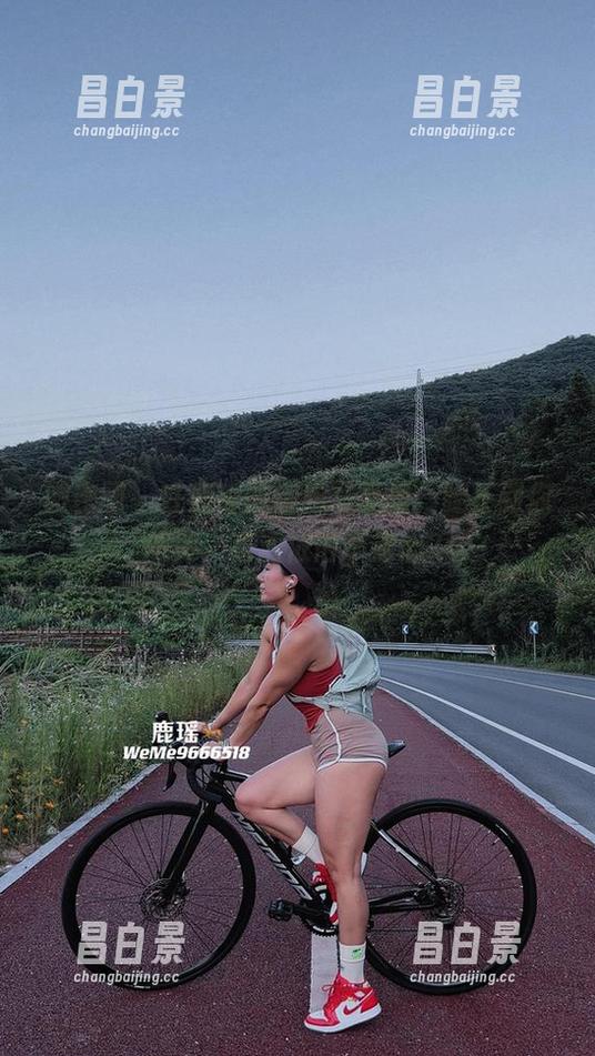 微密圈 - 在鹿瑶的御姐写真里，腿长到你想哭，高清依旧不走心？-昌白景